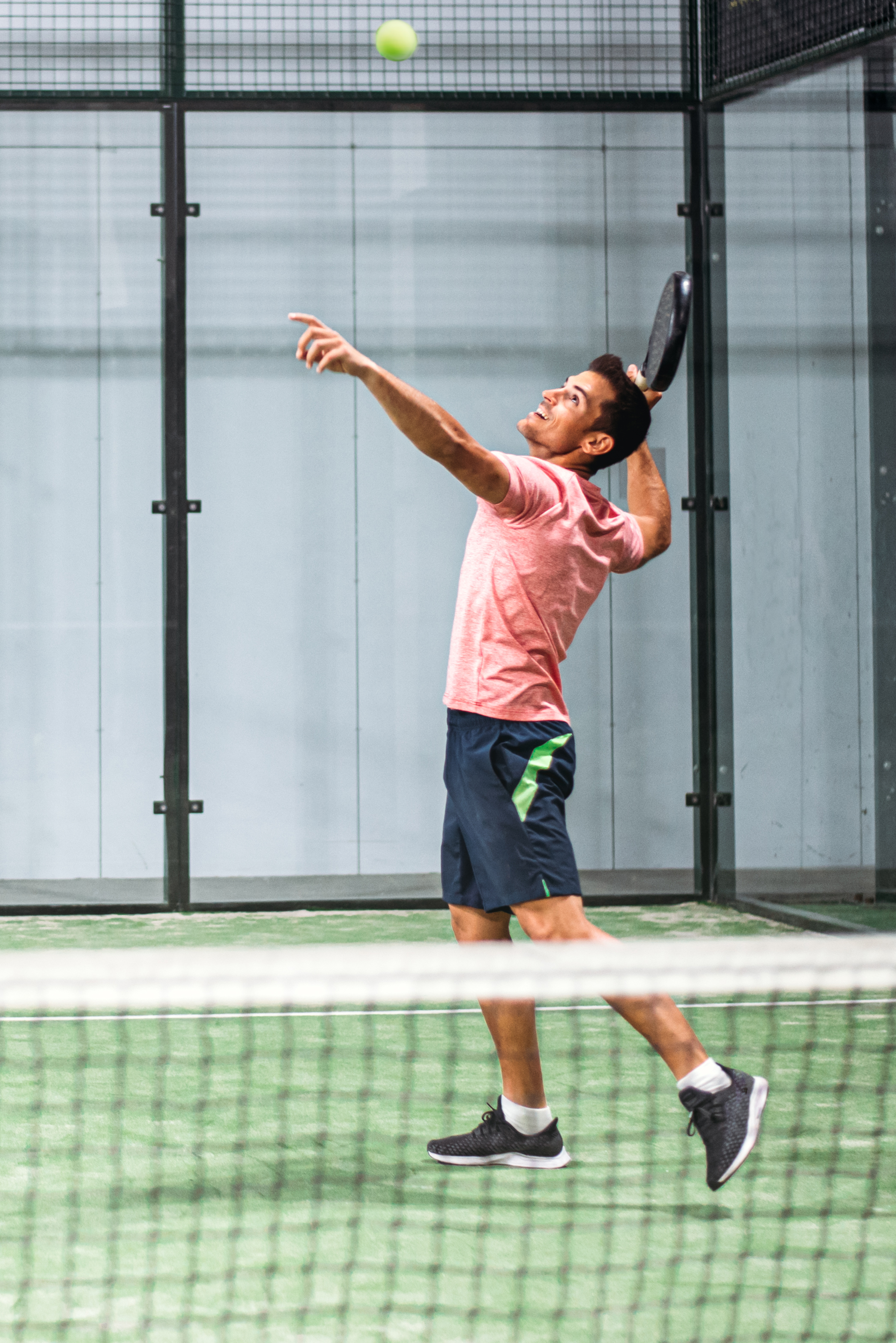 Jogador de padel se preparando para rebater a bola