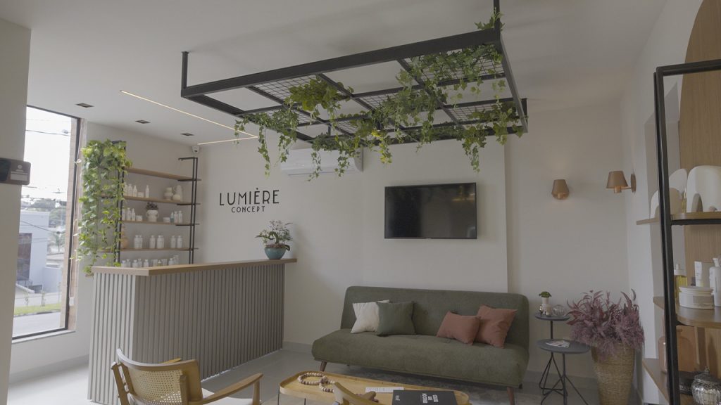 Profissional realizando um diagnóstico capilar detalhado de mechas no salão de beleza de luxo em Vinhedo Lumière Concept.
