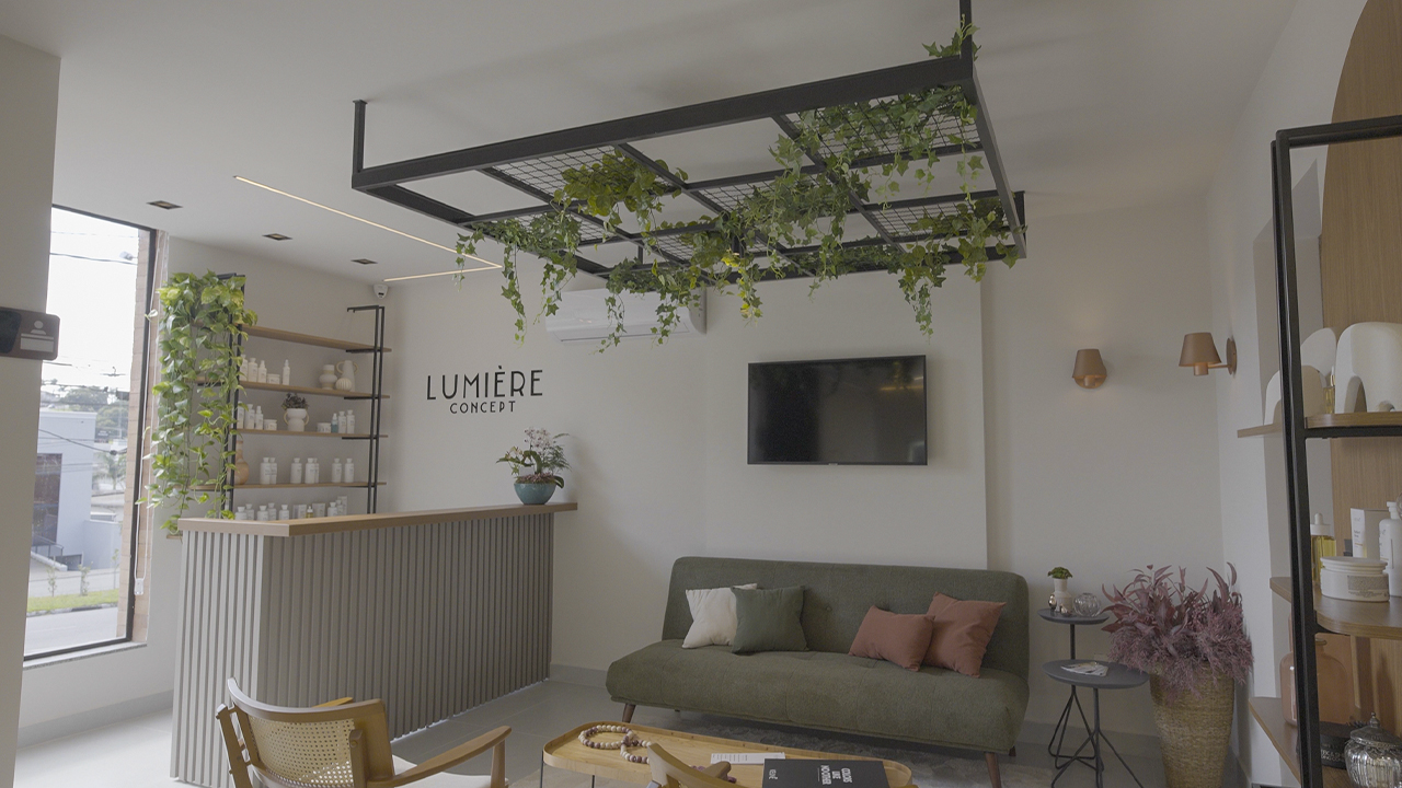 Profissional realizando um diagnóstico capilar detalhado de mechas no salão de beleza de luxo em Vinhedo Lumière Concept.
